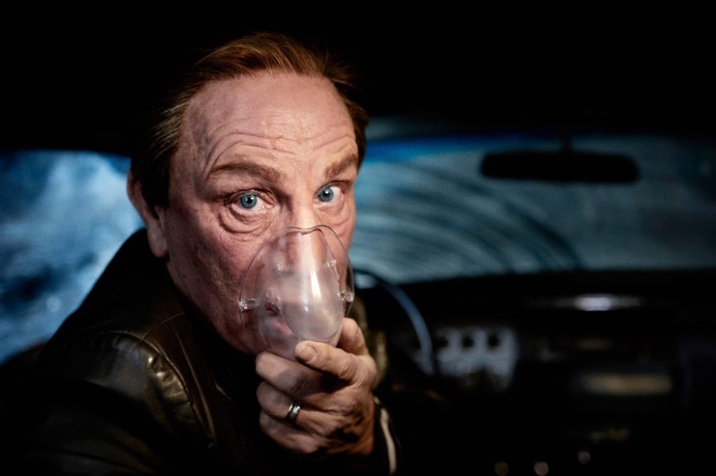 Existe uma série de fotografias chamada Psychogenic Fugue onde John Malkovich posa para seu amigo e colaborador Sandro Miller. Isso só seria interessante para algumas pessoas se não fosse a temática das fotos já que John Malkovich está posando como diferentes personagens do universo de David Lynch.
