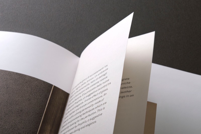 O trabalho de design gráfico que você vai pode ver aqui vem do estúdio fundado por Monica Lovati em 2010. Normalmente, tudo que sai do estúdio é feito muito próximo dos clientes, sempre tentando a chegar em um melhor resultado possível. É assim que eles trabalham na criação da identidades visuais, design gráfico e direção de arte. 