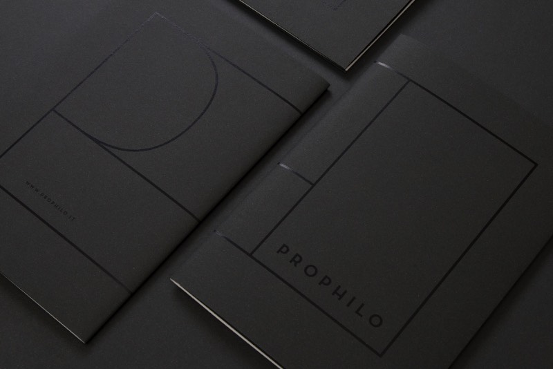 O trabalho de design gráfico que você vai pode ver aqui vem do estúdio fundado por Monica Lovati em 2010. Normalmente, tudo que sai do estúdio é feito muito próximo dos clientes, sempre tentando a chegar em um melhor resultado possível. É assim que eles trabalham na criação da identidades visuais, design gráfico e direção de arte. 