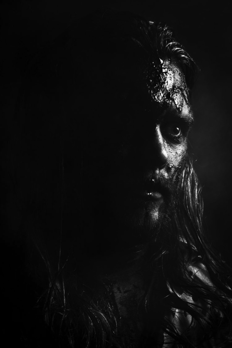 O fotógrafo Verði ljós resolveu documentar o cenário de Black Metal islandês em seu livro Svartmálmur que foi lançado em Maio de 2018. Nesse livro, você pode ver uma série de retratos e fotografias de shows e alguns momentos descontraídos que mostram o dia a dia de algumas das bandas da Islândia. 