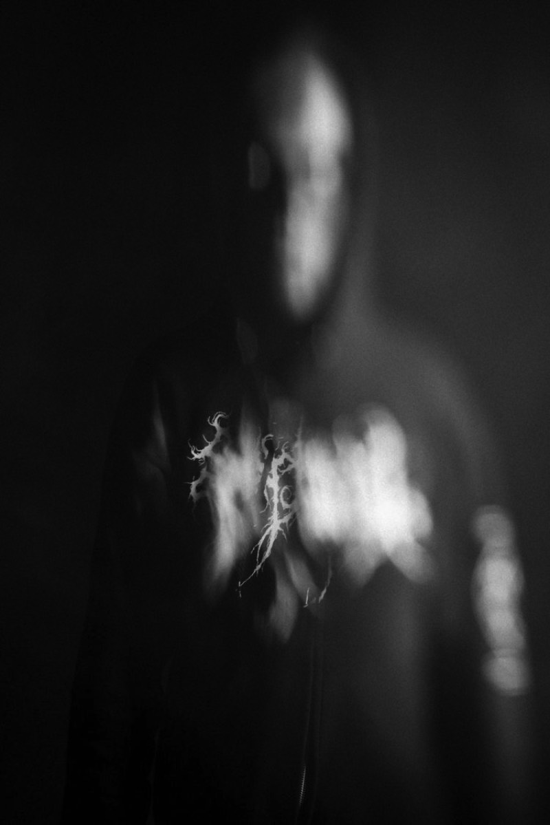 O fotógrafo Verði ljós resolveu documentar o cenário de Black Metal islandês em seu livro Svartmálmur que foi lançado em Maio de 2018. Nesse livro, você pode ver uma série de retratos e fotografias de shows e alguns momentos descontraídos que mostram o dia a dia de algumas das bandas da Islândia. 
