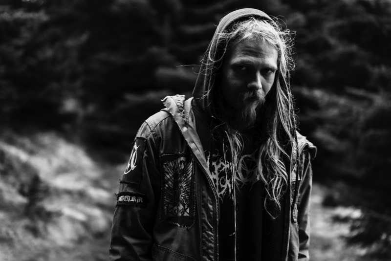 O fotógrafo Verði ljós resolveu documentar o cenário de Black Metal islandês em seu livro Svartmálmur que foi lançado em Maio de 2018. Nesse livro, você pode ver uma série de retratos e fotografias de shows e alguns momentos descontraídos que mostram o dia a dia de algumas das bandas da Islândia. 