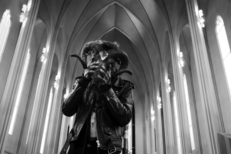 O fotógrafo Verði ljós resolveu documentar o cenário de Black Metal islandês em seu livro Svartmálmur que foi lançado em Maio de 2018. Nesse livro, você pode ver uma série de retratos e fotografias de shows e alguns momentos descontraídos que mostram o dia a dia de algumas das bandas da Islândia. 