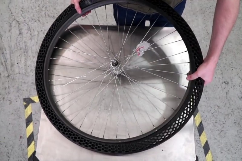 Já li sobre várias coisas que foram produzidas com uma impressora 3D mas eu nunca tinha visto um pneu de bicicleta ser feito dessa forma. Ainda mais quando se trata de um pneu de bicicleta que não precisa de ar e que não fura. 