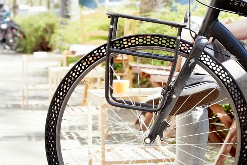 Já li sobre várias coisas que foram produzidas com uma impressora 3D mas eu nunca tinha visto um pneu de bicicleta ser feito dessa forma. Ainda mais quando se trata de um pneu de bicicleta que não precisa de ar e que não fura. 