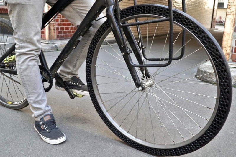 Já li sobre várias coisas que foram produzidas com uma impressora 3D mas eu nunca tinha visto um pneu de bicicleta ser feito dessa forma. Ainda mais quando se trata de um pneu de bicicleta que não precisa de ar e que não fura. 