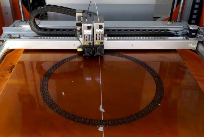 Já li sobre várias coisas que foram produzidas com uma impressora 3D mas eu nunca tinha visto um pneu de bicicleta ser feito dessa forma. Ainda mais quando se trata de um pneu de bicicleta que não precisa de ar e que não fura. 