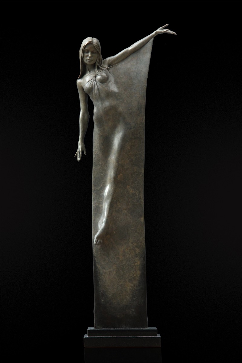 As esculturas criadas por Michael James Talbot sempre começam em argila que viram os moldes para onde ele vai usar do bronze para criar as peças que você pode ver logo abaixo. Ele tem total controle desse processo, o que permite com que ele desenvolva cada detalhe que ele acredita ser necessário até chegar no refino do trabalho final. 