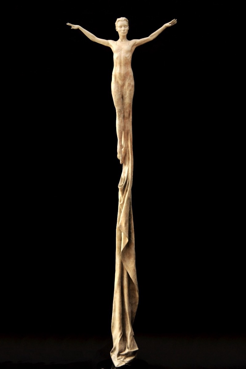 As esculturas criadas por Michael James Talbot sempre começam em argila que viram os moldes para onde ele vai usar do bronze para criar as peças que você pode ver logo abaixo. Ele tem total controle desse processo, o que permite com que ele desenvolva cada detalhe que ele acredita ser necessário até chegar no refino do trabalho final.