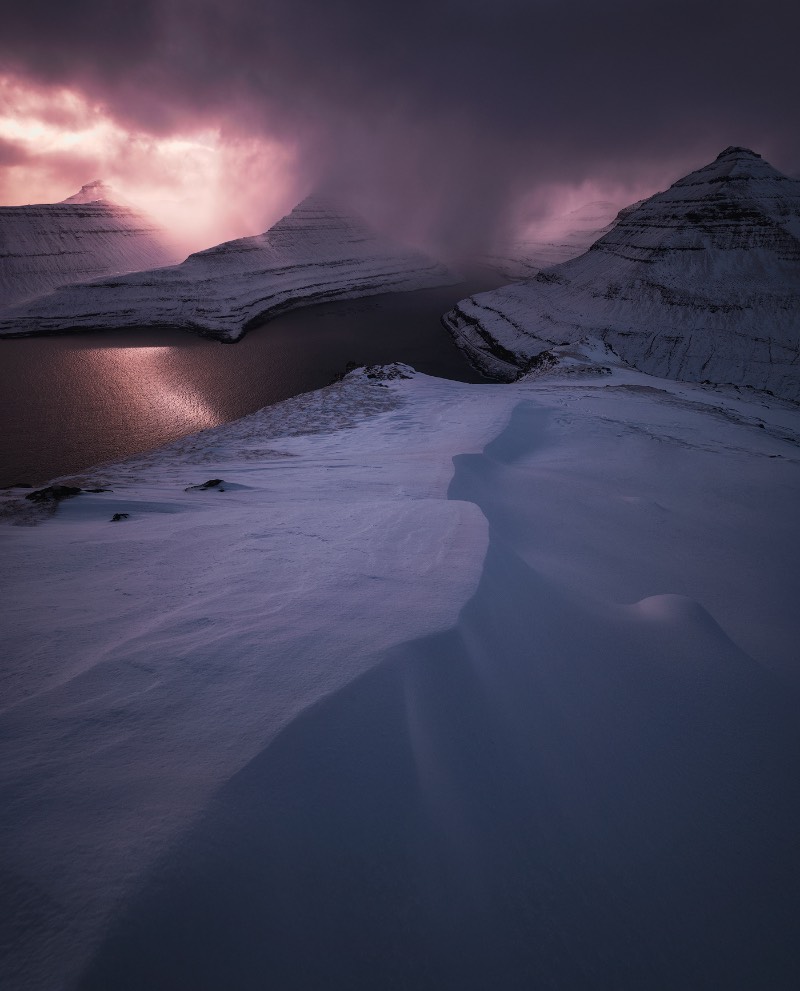 As Ilhas Faroe não são desconhecidas para aqueles que gostam de fotografia de paisagens. Num passado um pouco próximo, as imagens que você vai ver logo abaixo seria inéditas para muita gente mas até o fotógrafo Felix Inden afirma que as ilhas mudaram desde sua primeira visita há alguns anos. Eu mesmo visitei o local há cerca de dois anos e me apaixonei com tudo que vi por lá, por isso mesmo eu tive que publicar essas fotografias por aqui.