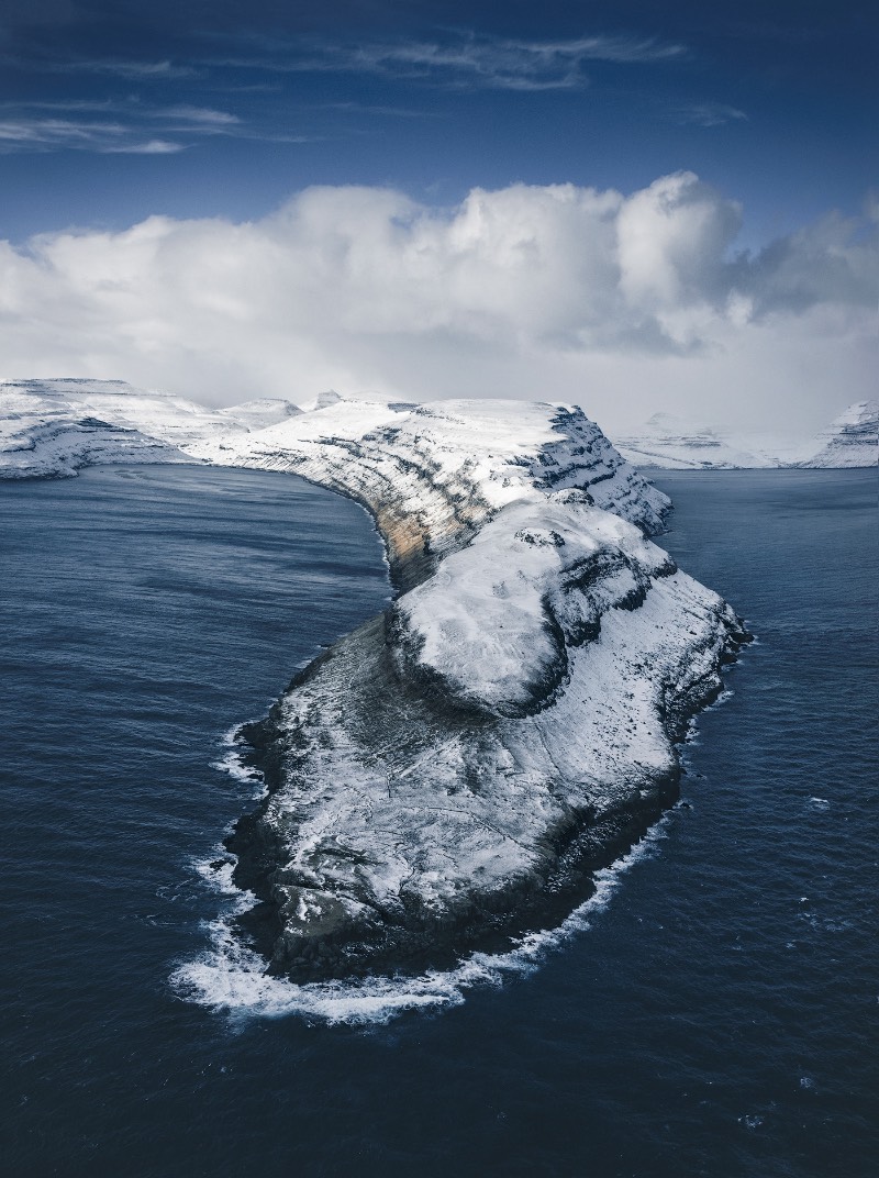 As Ilhas Faroe não são desconhecidas para aqueles que gostam de fotografia de paisagens. Num passado um pouco próximo, as imagens que você vai ver logo abaixo seria inéditas para muita gente mas até o fotógrafo Felix Inden afirma que as ilhas mudaram desde sua primeira visita há alguns anos. Eu mesmo visitei o local há cerca de dois anos e me apaixonei com tudo que vi por lá, por isso mesmo eu tive que publicar essas fotografias por aqui.