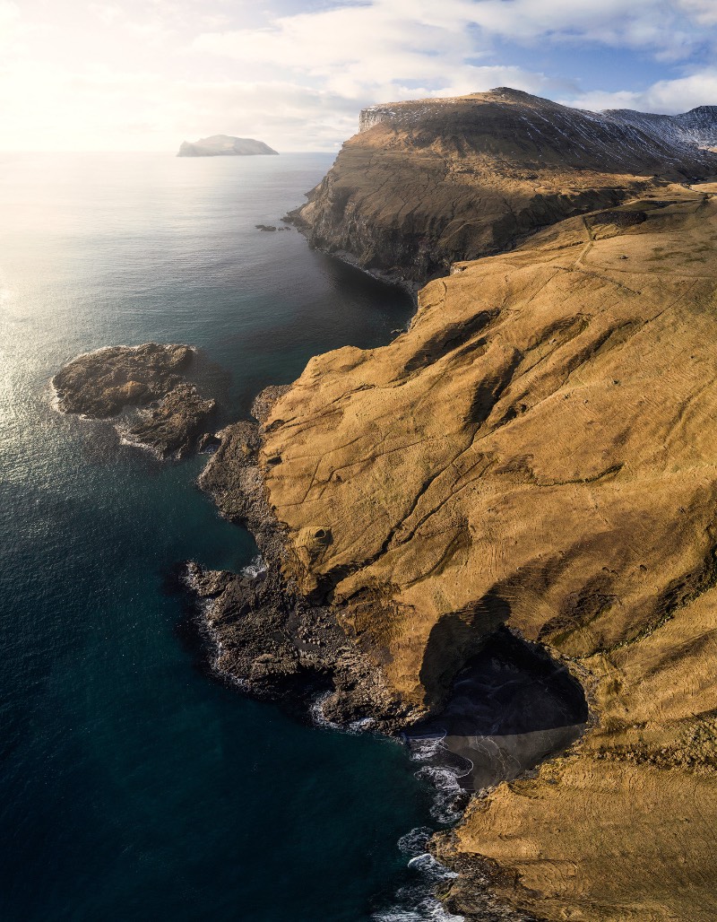 As Ilhas Faroe não são desconhecidas para aqueles que gostam de fotografia de paisagens. Num passado um pouco próximo, as imagens que você vai ver logo abaixo seria inéditas para muita gente mas até o fotógrafo Felix Inden afirma que as ilhas mudaram desde sua primeira visita há alguns anos. Eu mesmo visitei o local há cerca de dois anos e me apaixonei com tudo que vi por lá, por isso mesmo eu tive que publicar essas fotografias por aqui.