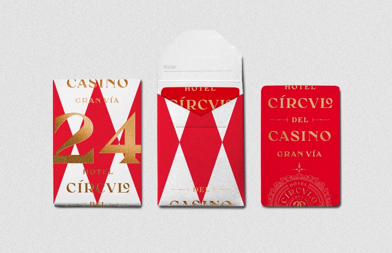 Fiquei surpreso com o uso de formas geométricas que o pessoal da Noho Comunicacion acabou utilizando para a criação da identidade visual do Hotel Circulo del Casino Gran Vía, na capital espanhola. O trabalho de branding que você pode ver aqui foi criado de forma modular, com padrões visuais que lembram alguns elementos do mundo de jogos e de casinos.