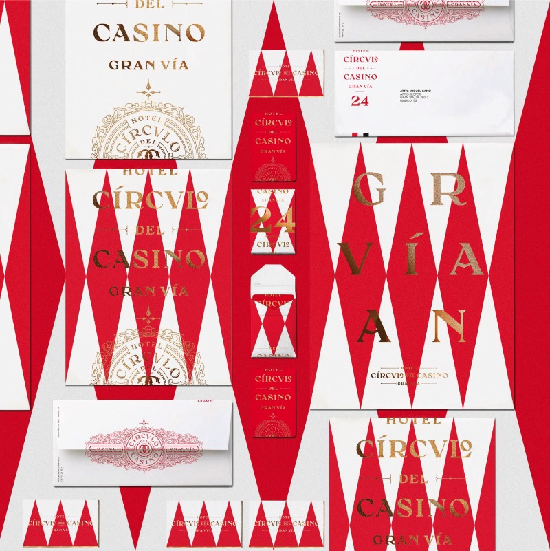 Fiquei surpreso com o uso de formas geométricas que o pessoal da Noho Comunicacion acabou utilizando para a criação da identidade visual do Hotel Circulo del Casino Gran Vía, na capital espanhola. O trabalho de branding que você pode ver aqui foi criado de forma modular, com padrões visuais que lembram alguns elementos do mundo de jogos e de casinos.