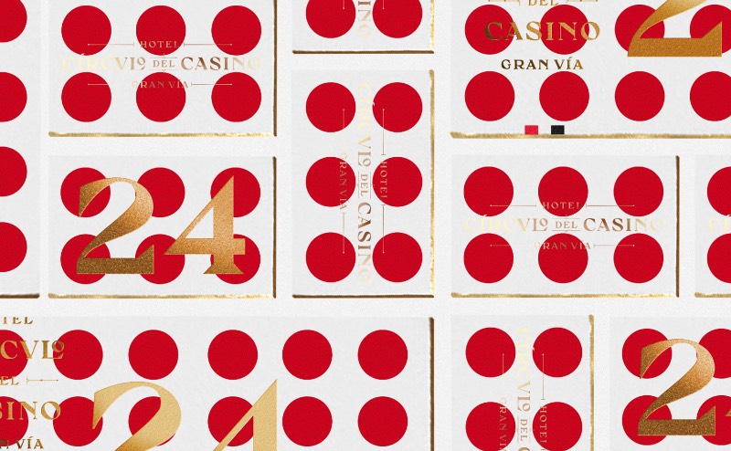 Fiquei surpreso com o uso de formas geométricas que o pessoal da Noho Comunicacion acabou utilizando para a criação da identidade visual do Hotel Circulo del Casino Gran Vía, na capital espanhola. O trabalho de branding que você pode ver aqui foi criado de forma modular, com padrões visuais que lembram alguns elementos do mundo de jogos e de casinos.