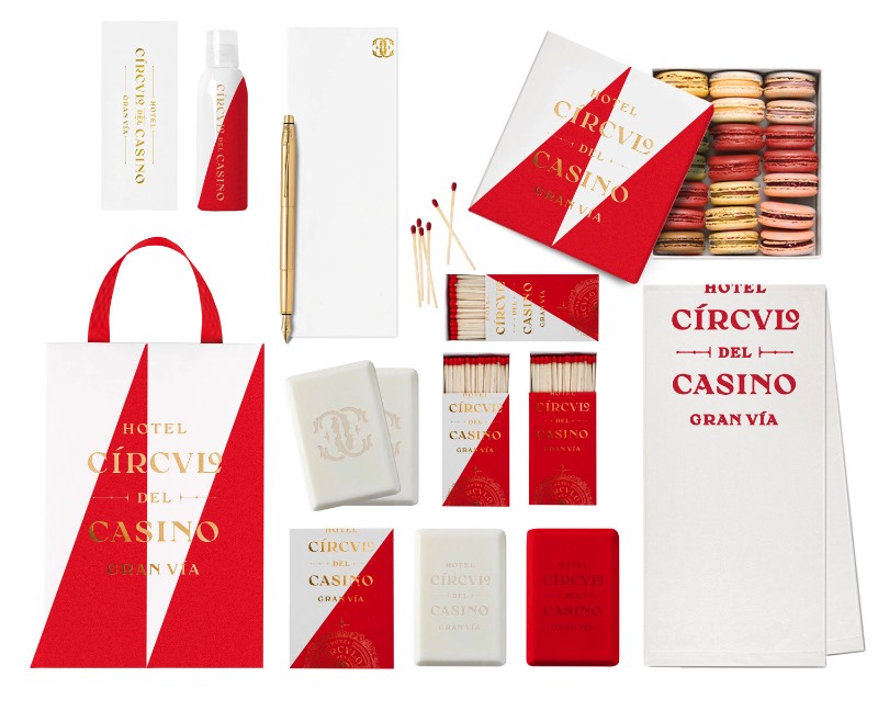 Fiquei surpreso com o uso de formas geométricas que o pessoal da Noho Comunicacion acabou utilizando para a criação da identidade visual do Hotel Circulo del Casino Gran Vía, na capital espanhola. O trabalho de branding que você pode ver aqui foi criado de forma modular, com padrões visuais que lembram alguns elementos do mundo de jogos e de casinos. 