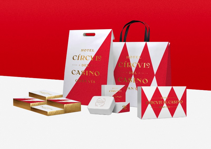 Fiquei surpreso com o uso de formas geométricas que o pessoal da Noho Comunicacion acabou utilizando para a criação da identidade visual do Hotel Circulo del Casino Gran Vía, na capital espanhola. O trabalho de branding que você pode ver aqui foi criado de forma modular, com padrões visuais que lembram alguns elementos do mundo de jogos e de casinos. 