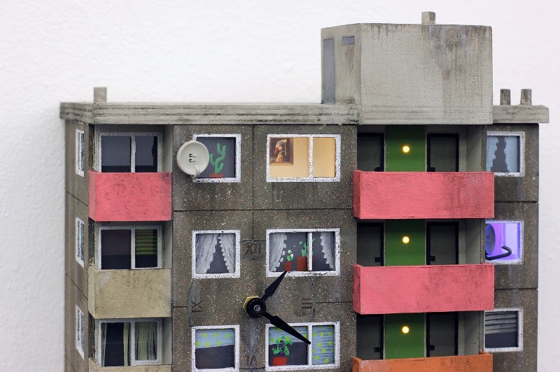 Cuckoo Blocks são a resposta de Guido Zimmerman aos tradicionais relógios de cuco da região da Floresta Negra na Alemanha. Eles apresentam uma visão contemporânea da vida urbana e arquitetura atraente. O formato é diferente e mais contemporâneo, mas a alma, um relógio com um cuco, ainda é antiga e foi isso que me chamou mais a atenção nesse projeto peculiar.