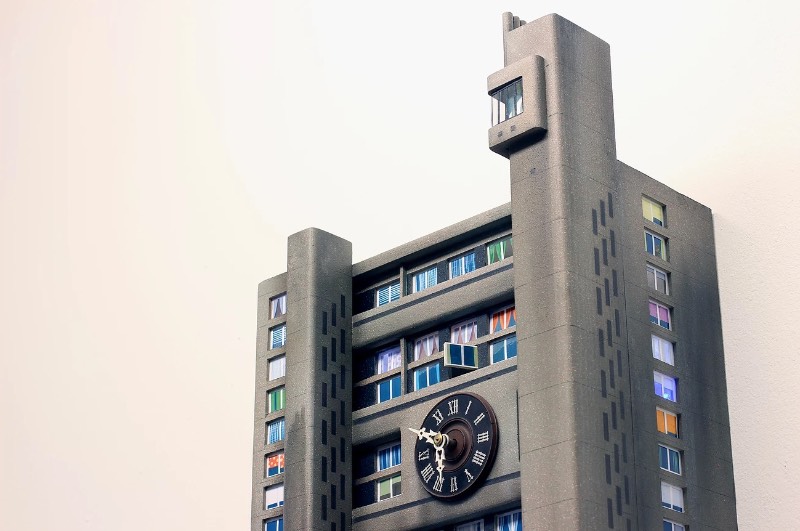 Cuckoo Blocks são a resposta de Guido Zimmerman aos tradicionais relógios de cuco da região da Floresta Negra na Alemanha. Eles apresentam uma visão contemporânea da vida urbana e arquitetura atraente. O formato é diferente e mais contemporâneo, mas a alma, um relógio com um cuco, ainda é antiga e foi isso que me chamou mais a atenção nesse projeto peculiar.