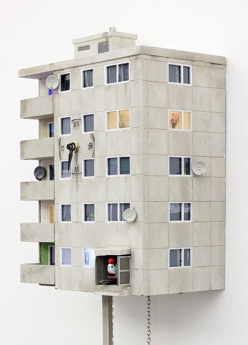 Cuckoo Blocks são a resposta de Guido Zimmerman aos tradicionais relógios de cuco da região da Floresta Negra na Alemanha. Eles apresentam uma visão contemporânea da vida urbana e arquitetura atraente. O formato é diferente e mais contemporâneo, mas a alma, um relógio com um cuco, ainda é antiga e foi isso que me chamou mais a atenção nesse projeto peculiar.