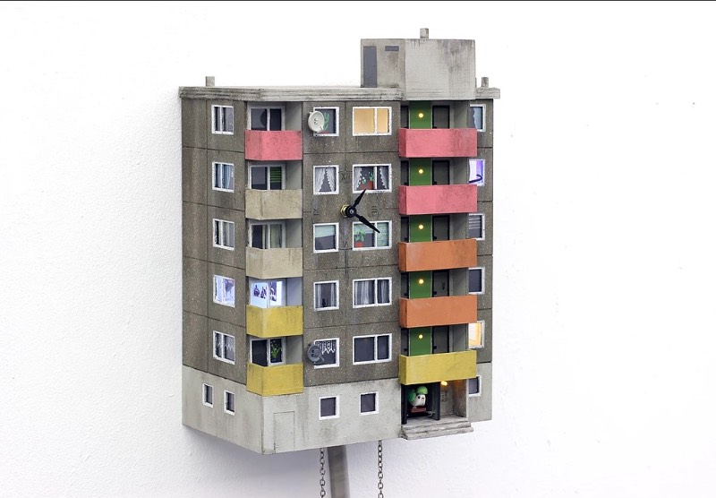 Cuckoo Blocks são a resposta de Guido Zimmerman aos tradicionais relógios de cuco da região da Floresta Negra na Alemanha. Eles apresentam uma visão contemporânea da vida urbana e arquitetura atraente. O formato é diferente e mais contemporâneo, mas a alma, um relógio com um cuco, ainda é antiga e foi isso que me chamou mais a atenção nesse projeto peculiar.