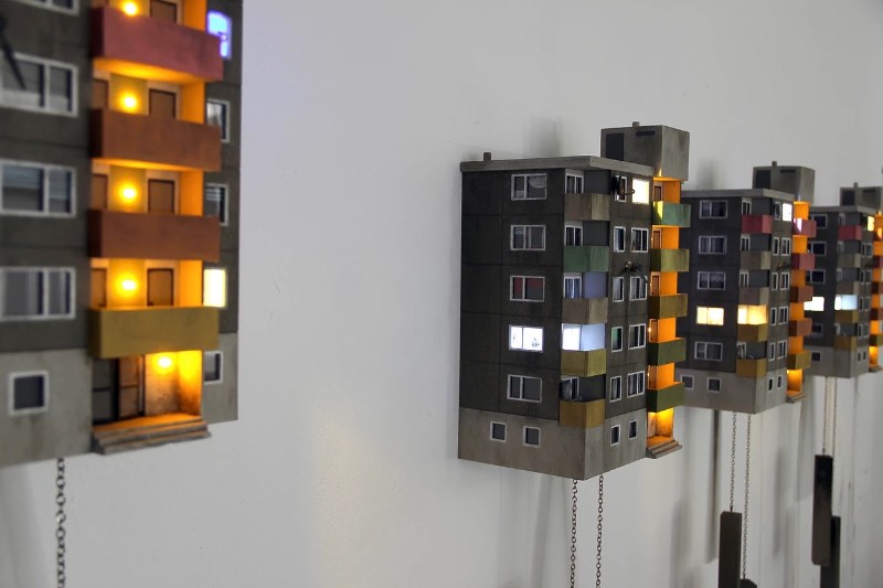 Cuckoo Blocks são a resposta de Guido Zimmerman aos tradicionais relógios de cuco da região da Floresta Negra na Alemanha. Eles apresentam uma visão contemporânea da vida urbana e arquitetura atraente. O formato é diferente e mais contemporâneo, mas a alma, um relógio com um cuco, ainda é antiga e foi isso que me chamou mais a atenção nesse projeto peculiar.