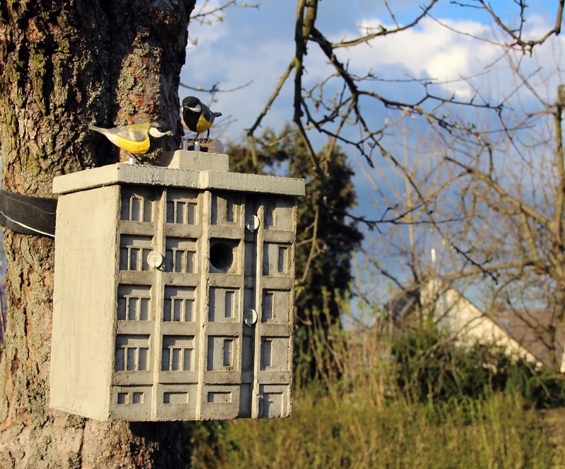 Cuckoo Blocks são a resposta de Guido Zimmerman aos tradicionais relógios de cuco da região da Floresta Negra na Alemanha. Eles apresentam uma visão contemporânea da vida urbana e arquitetura atraente. O formato é diferente e mais contemporâneo, mas a alma, um relógio com um cuco, ainda é antiga e foi isso que me chamou mais a atenção nesse projeto peculiar.