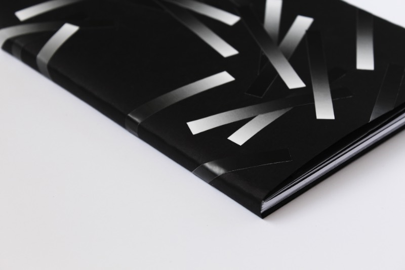 Lucas Blat é um designer brasileiro, nativo de São Paulo, cujo portfólio tem uma ênfase bem grande na tipografia e na área cultural. São esses posters e livros que você vai pode ver logo abaixo.