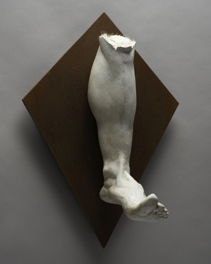 Brett Harvey cria esculturas figurativas que apresentam uma estética dinâmica que apresentam um conhecimento fora do comum da anatomia humana. Essas esculturas se torcem em forma inesperadas e acabam por celebrar um paradoxo da força humana e a fragilidade da humanidade. Pessoalmente, gostei muito de ver como ele captura de forma especial as mãos e os pés a ponto de dar um certo ar de individualidade aos mesmos. 