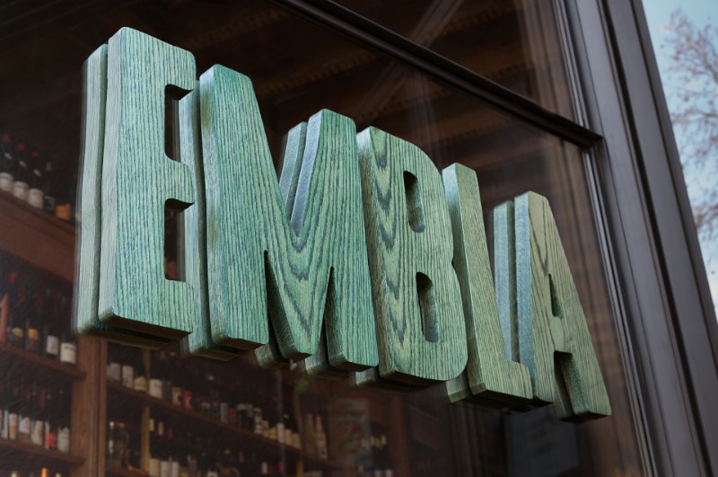 Embla é o nome de um bar de vinhos e restaurante em Melbourne, na Austrália. Seu proprietário, Christian McCabe, resolveu chamar o pessoal da A Friend of Mine para criar a identidade visual e o branding desse seu novo empreendimento. E o trabalho começou com a tipografia.