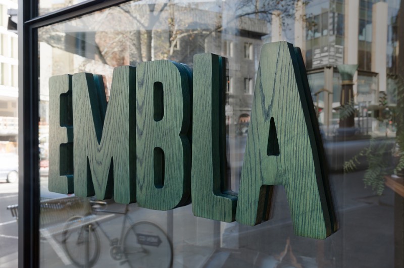 Embla é o nome de um bar de vinhos e restaurante em Melbourne, na Austrália. Seu proprietário, Christian McCabe, resolveu chamar o pessoal da A Friend of Mine para criar a identidade visual e o branding desse seu novo empreendimento. E o trabalho começou com a tipografia.