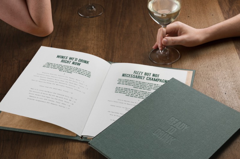Embla é o nome de um bar de vinhos e restaurante em Melbourne, na Austrália. Seu proprietário, Christian McCabe, resolveu chamar o pessoal da A Friend of Mine para criar a identidade visual e o branding desse seu novo empreendimento. E o trabalho começou com a tipografia. 