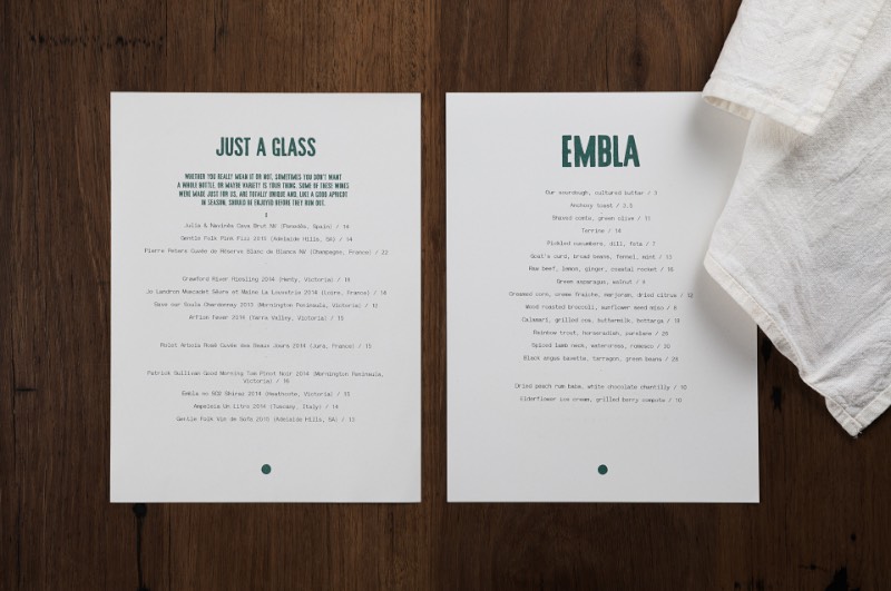 Embla é o nome de um bar de vinhos e restaurante em Melbourne, na Austrália. Seu proprietário, Christian McCabe, resolveu chamar o pessoal da A Friend of Mine para criar a identidade visual e o branding desse seu novo empreendimento. E o trabalho começou com a tipografia. 