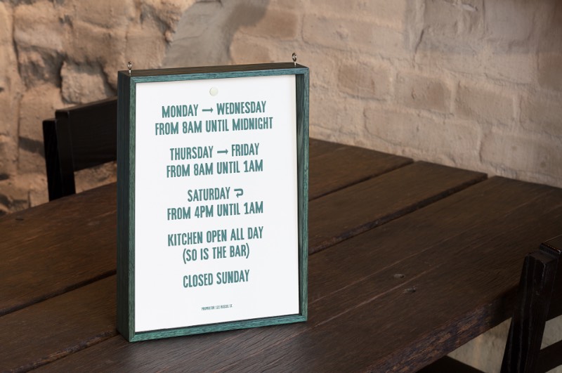 Embla é o nome de um bar de vinhos e restaurante em Melbourne, na Austrália. Seu proprietário, Christian McCabe, resolveu chamar o pessoal da A Friend of Mine para criar a identidade visual e o branding desse seu novo empreendimento. E o trabalho começou com a tipografia. 