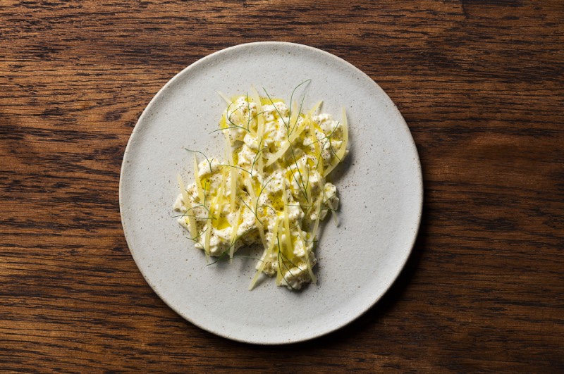 Embla é o nome de um bar de vinhos e restaurante em Melbourne, na Austrália. Seu proprietário, Christian McCabe, resolveu chamar o pessoal da A Friend of Mine para criar a identidade visual e o branding desse seu novo empreendimento. E o trabalho começou com a tipografia. 