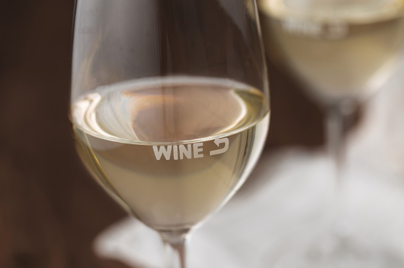 Embla é o nome de um bar de vinhos e restaurante em Melbourne, na Austrália. Seu proprietário, Christian McCabe, resolveu chamar o pessoal da A Friend of Mine para criar a identidade visual e o branding desse seu novo empreendimento. E o trabalho começou com a tipografia. 