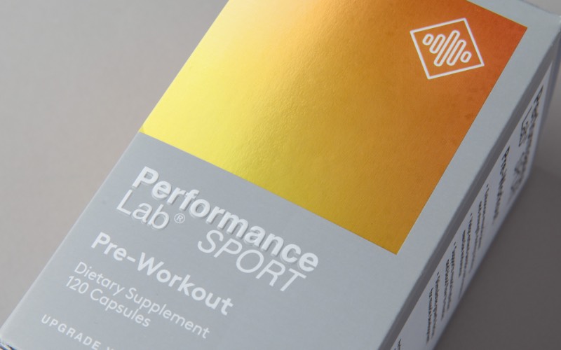 As embalagens da Performance Lab vem com um visual premium, uma estética limpa e uma tipografia otimizada para informar sem firulas desnecessárias. Isso tudo para mostrar que essa linha de suplementos de alta performance é superior a todos seus concorrentes. E, acredito que, pelo menos para mim, essas embalagens iriam me convencer disso quando eu chegasse no seu ponto de venda. Tudo isso em apenas uma olhada.