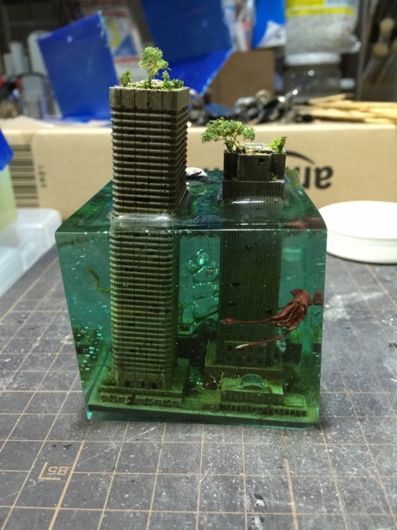 Masaki parece ser o nome do artist japonês que faz as miniaturas de paisagens urbanas submarinas pós apocalípticas. Os dioramas que ele cria lembram cenários que parecem terem sido removidos de filmes como Water World e A.I. - Inteligência Artificial. Pelo menos foram essas as referências que apareceram na minha mente enquanto selecionava imagens do portfólio desse artista. 