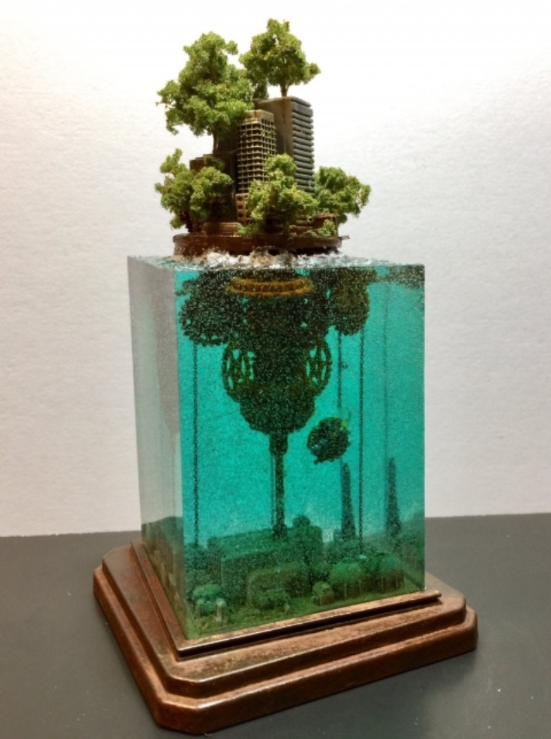 Masaki parece ser o nome do artist japonês que faz as miniaturas de paisagens urbanas submarinas pós apocalípticas. Os dioramas que ele cria lembram cenários que parecem terem sido removidos de filmes como Water World e A.I. - Inteligência Artificial. Pelo menos foram essas as referências que apareceram na minha mente enquanto selecionava imagens do portfólio desse artista.