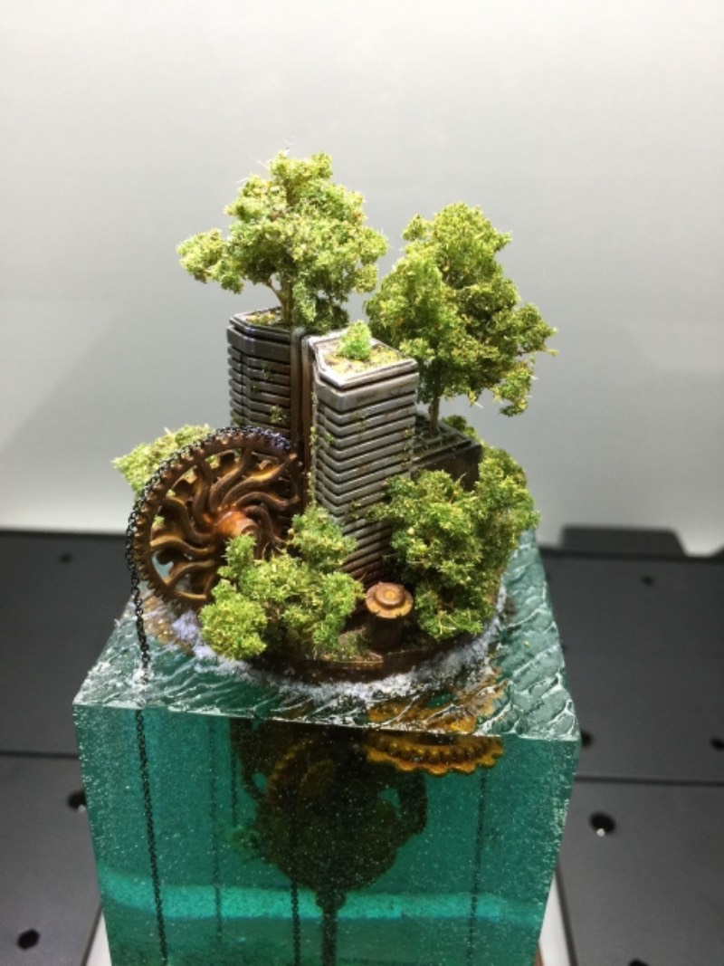 Masaki parece ser o nome do artist japonês que faz as miniaturas de paisagens urbanas submarinas pós apocalípticas. Os dioramas que ele cria lembram cenários que parecem terem sido removidos de filmes como Water World e A.I. - Inteligência Artificial. Pelo menos foram essas as referências que apareceram na minha mente enquanto selecionava imagens do portfólio desse artista.