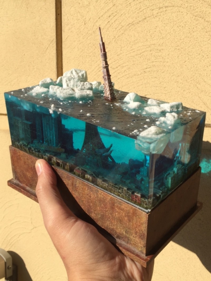 Masaki parece ser o nome do artist japonês que faz as miniaturas de paisagens urbanas submarinas pós apocalípticas. Os dioramas que ele cria lembram cenários que parecem terem sido removidos de filmes como Water World e A.I. - Inteligência Artificial. Pelo menos foram essas as referências que apareceram na minha mente enquanto selecionava imagens do portfólio desse artista.
