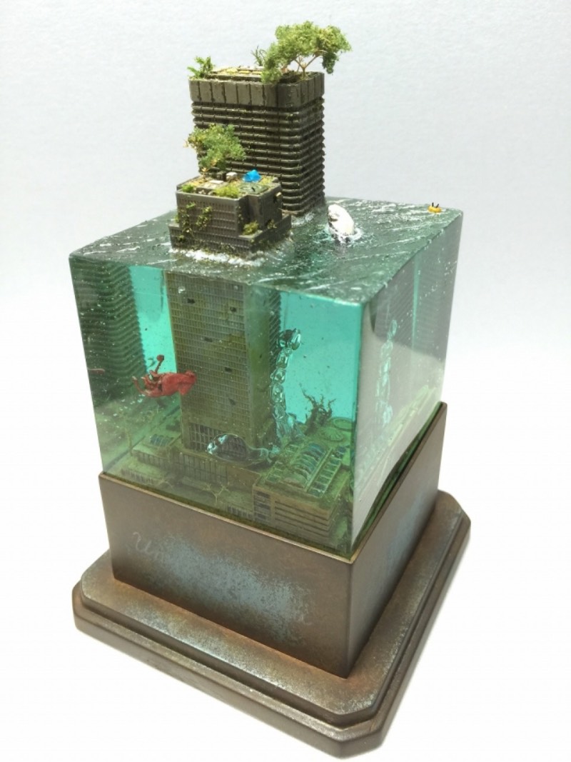 Masaki parece ser o nome do artist japonês que faz as miniaturas de paisagens urbanas submarinas pós apocalípticas. Os dioramas que ele cria lembram cenários que parecem terem sido removidos de filmes como Water World e A.I. - Inteligência Artificial. Pelo menos foram essas as referências que apareceram na minha mente enquanto selecionava imagens do portfólio desse artista. 