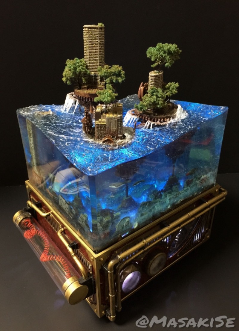 Masaki parece ser o nome do artist japonês que faz as miniaturas de paisagens urbanas submarinas pós apocalípticas. Os dioramas que ele cria lembram cenários que parecem terem sido removidos de filmes como Water World e A.I. - Inteligência Artificial. Pelo menos foram essas as referências que apareceram na minha mente enquanto selecionava imagens do portfólio desse artista. 