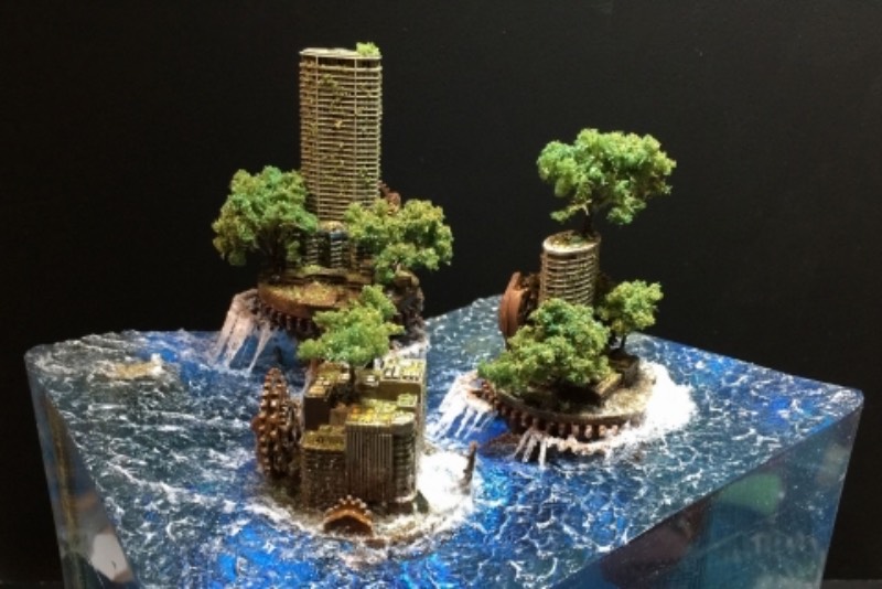 Masaki parece ser o nome do artist japonês que faz as miniaturas de paisagens urbanas submarinas pós apocalípticas. Os dioramas que ele cria lembram cenários que parecem terem sido removidos de filmes como Water World e A.I. - Inteligência Artificial. Pelo menos foram essas as referências que apareceram na minha mente enquanto selecionava imagens do portfólio desse artista.