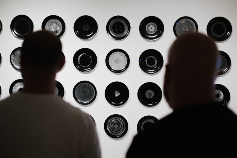 Plate Recorder é uma homenagem digital a uma era analógica que não existe mais. Um tributo que conecta som, imagem e matéria para criar algo físico de um jeito especial. Tudo isso feito utilizando de pratos de cerâmicas que servem como o local perfeito para onde sons serão pintados seguindo as formas de ondas sonoras. 
