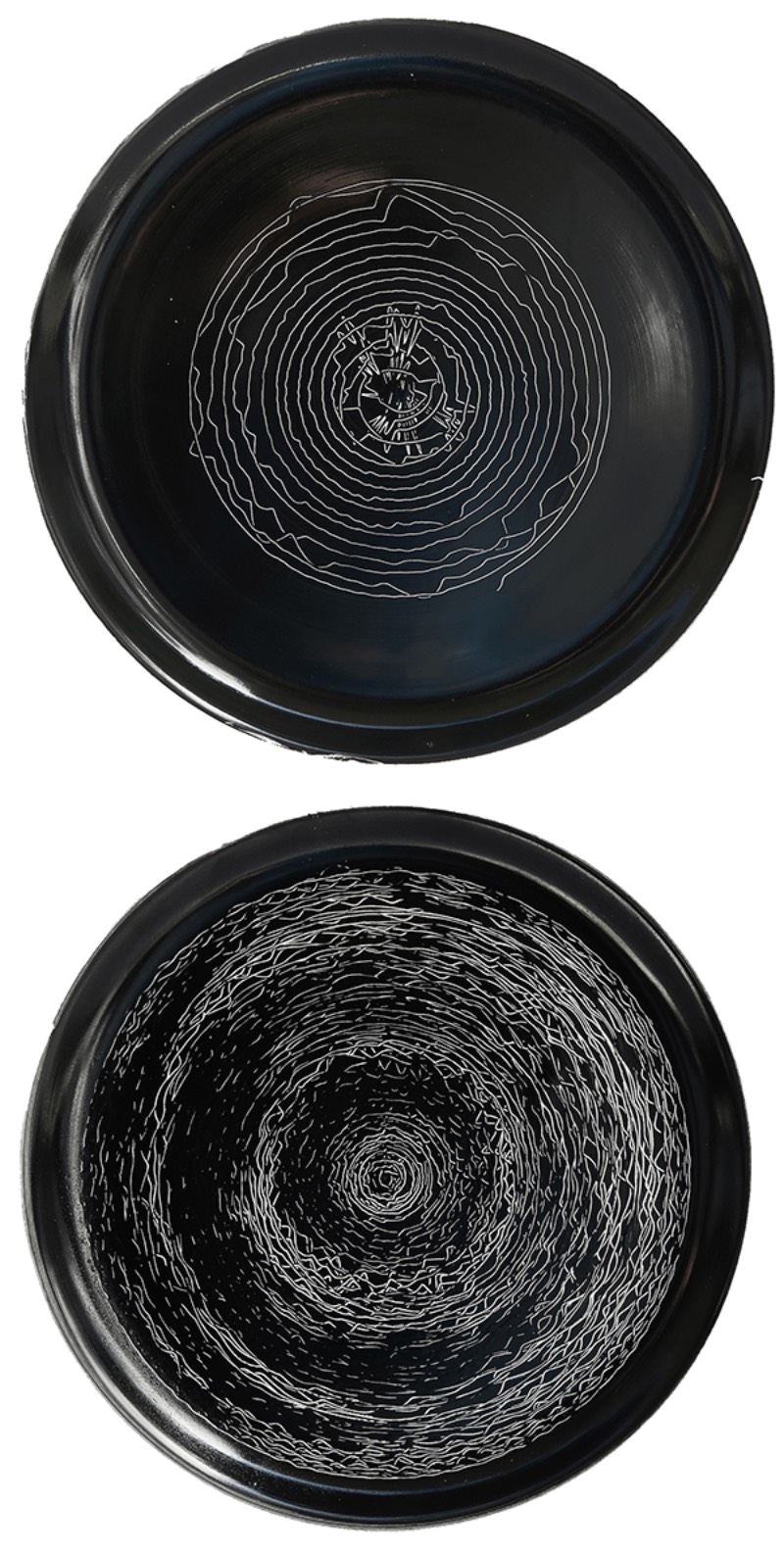 Plate Recorder é uma homenagem digital a uma era analógica que não existe mais. Um tributo que conecta som, imagem e matéria para criar algo físico de um jeito especial. Tudo isso feito utilizando de pratos de cerâmicas que servem como o local perfeito para onde sons serão pintados seguindo as formas de ondas sonoras. 