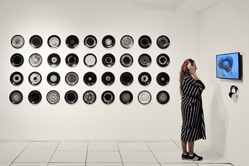 Plate Recorder é uma homenagem digital a uma era analógica que não existe mais. Um tributo que conecta som, imagem e matéria para criar algo físico de um jeito especial. Tudo isso feito utilizando de pratos de cerâmicas que servem como o local perfeito para onde sons serão pintados seguindo as formas de ondas sonoras.
