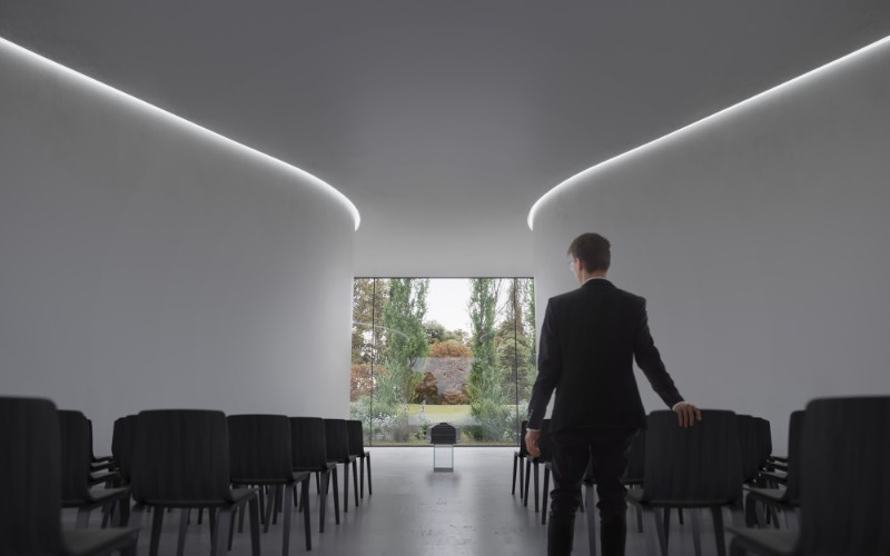 HofmanDujardin é um escritório de arquitetura holandês que iniciou o trabalho de design para um Centro de Cerimônias e Funerais para celebrar a vida daqueles que passarão por lá. A ideia aqui é celebrar a vida dessas pessoas de um jeito especial e, parece que, o resultado final faz isso com louvor. 