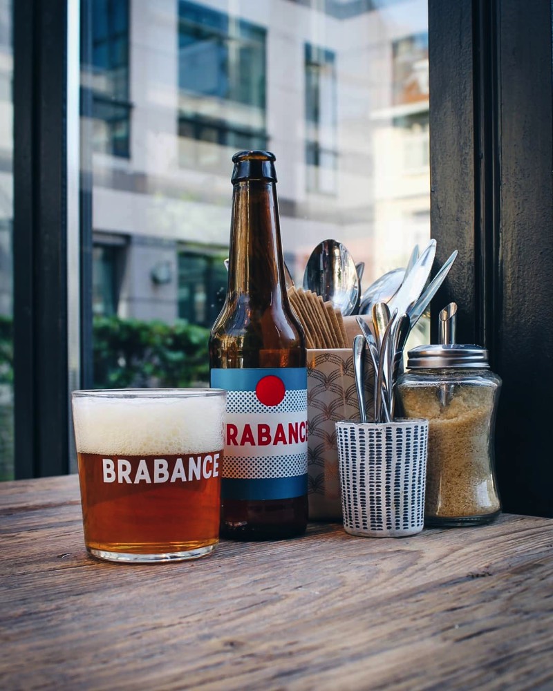 Brabance é o nome de uma cerveja belga que tem tudo que você espera em uma cerveja. Mas eu não estou aqui para falar do produto e sim da embalagem que foi criada pelo pessoal da Drift. 