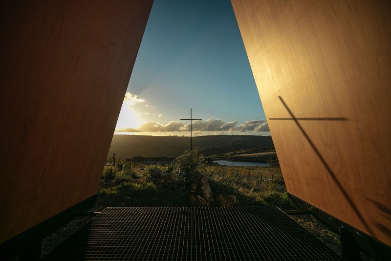 A Capela Sacromonte é uma construção religionsa simples mas bem criativa, localizada no meio de um vinhedo no Uruguai. Esse santuário religioso foi projetado pelo brasileiros e uruguaios do estúdio de arquitetura conhecido como Mapa e você vai poder ver belíssimas fotos do local logo abaixo.